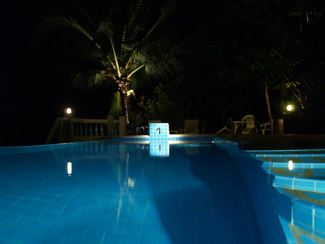 Unser Pool bei Nacht